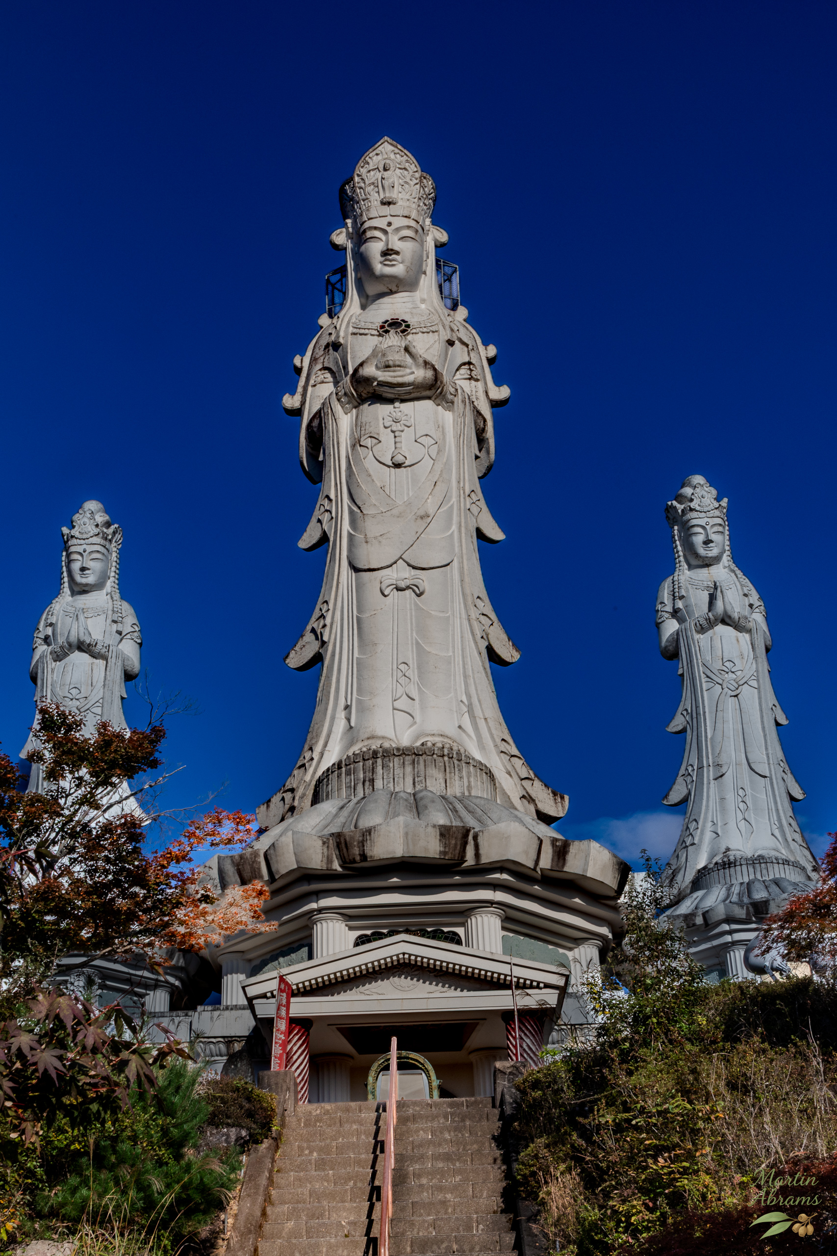 Three Daibutsu Whole pointing up