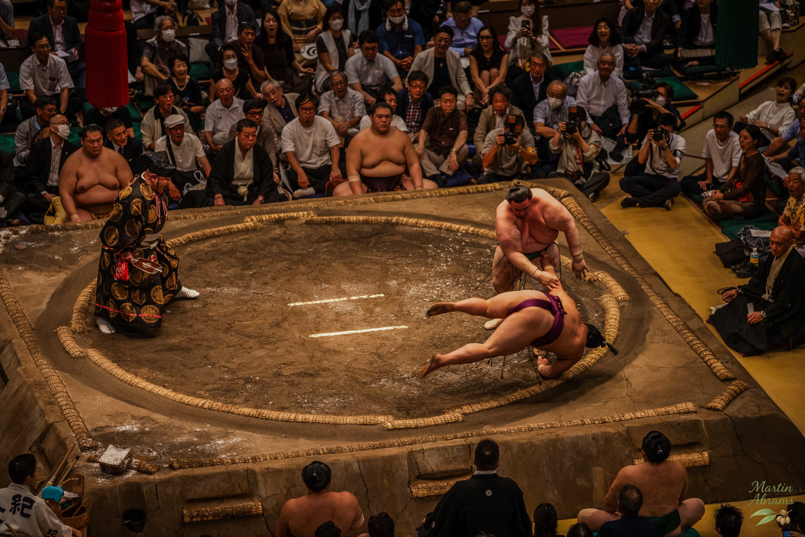 Sumo - Sumo throwing another sumo over
