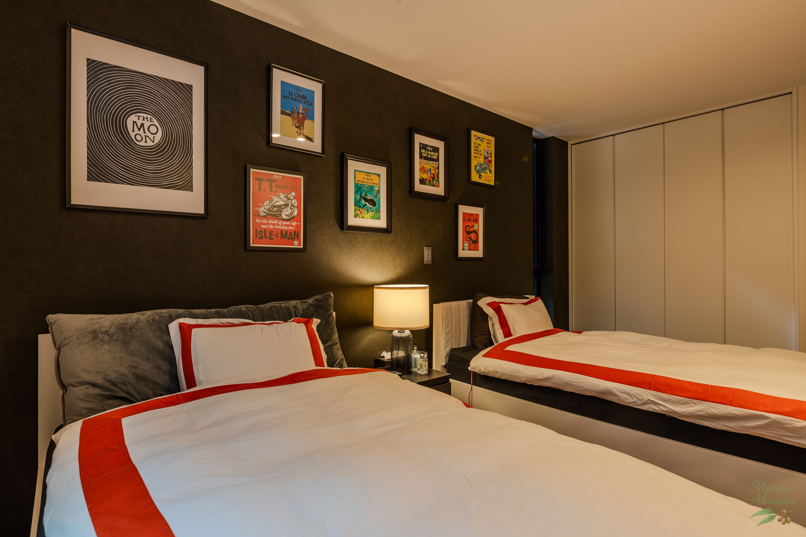 Houses - Bedroom with two beds facing to wall